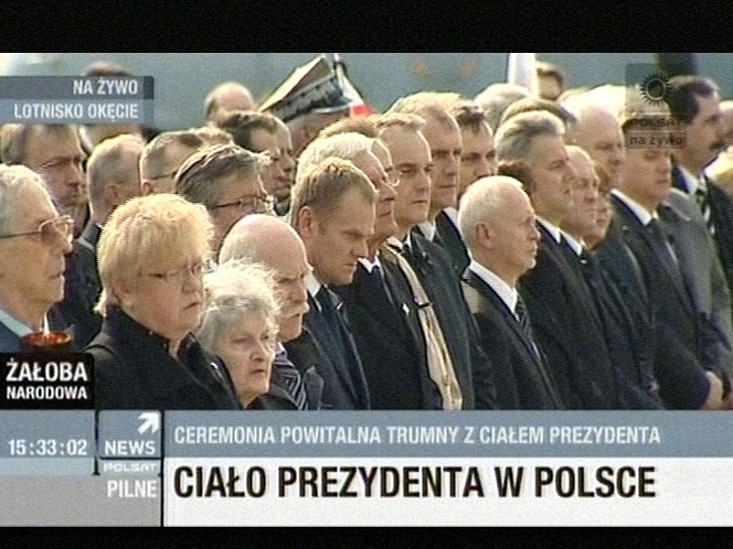 Родные, близкие и первые люди государства встречают гроб с телом президента Польши
